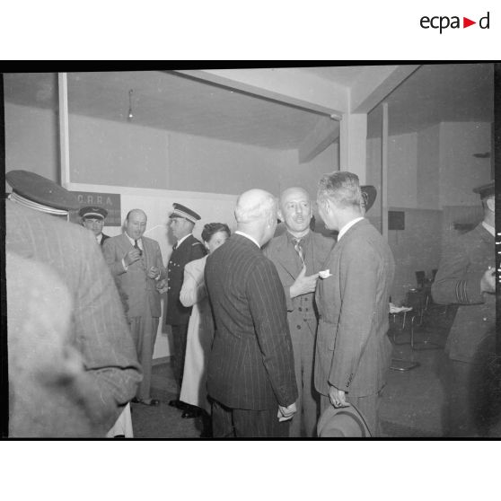 Le général Roques en conversation avec deux autres convives lors de la réception donnée à l'occasion de l'inauguration de la maison de l'aviation à Casblanca.