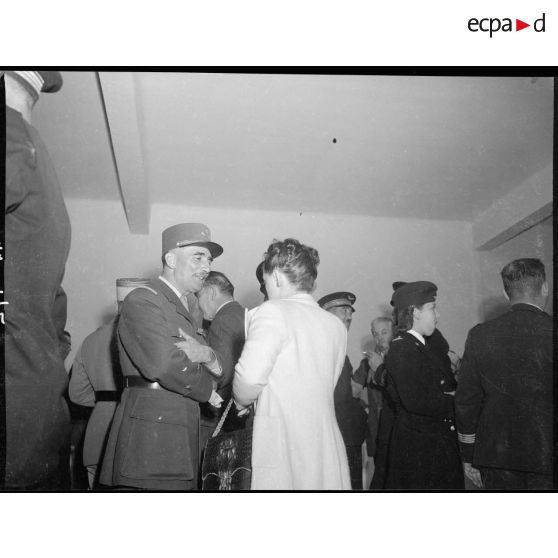 Le général de division Cornet, en conversation avec une autre convive lors de la réception donnée à l'occasion de l'inauguration de la maison de l'aviation à Casblanca.