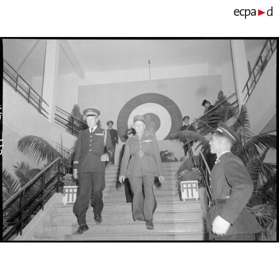 Le général de brigade Fouret et le commandant de l'air quittent la réception donnée à l'occasion de l'inauguration de la maison de l'aviation à Casblanca.