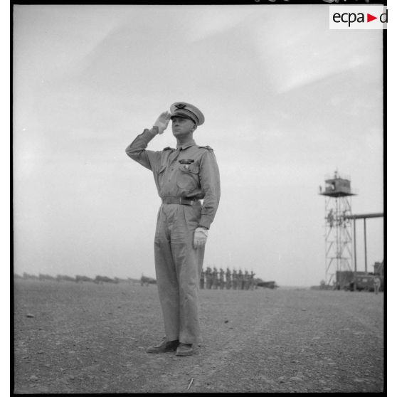 Le commandant Rozanoff sur la base aérienne de Marrakech.