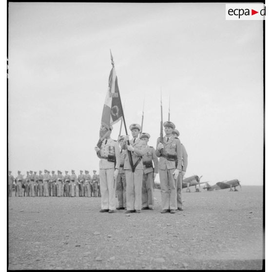 Le drapeau de la promotion des élèves-officiers d'active (EOA) de Marrakech entouré de sa garde pendant la cérémonie.