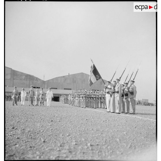 Le drapeau de la promotion des élèves-officiers d'active (EOA) de Marrakech entouré de sa garde pendant la cérémonie.
