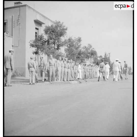Revue des troupes par les généraux sur la base aérienne de Marrakech.