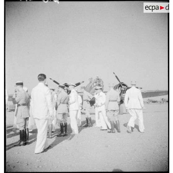 Inspection du matériel par les généraux devant un avion de la promotion des EOA sur la base aérienne de Marrakech.