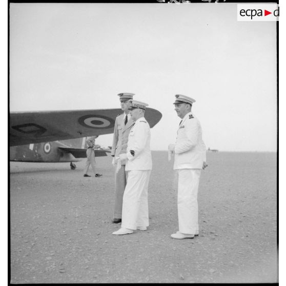 Inspection du matériel par les généraux devant un avion de la promotion des EOA sur la base aérienne de Marrakech.