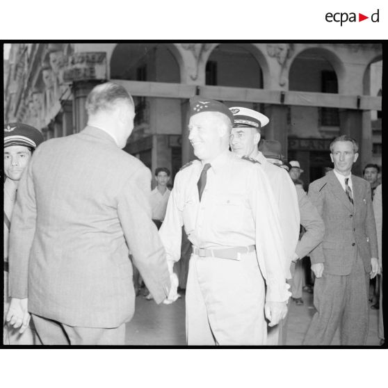 Le général Bouscat reçoit M.Grenier, commissaire à l'Air avec le général Lasserre, chef de son cabinet militaire au Majestic.