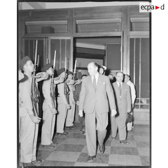 M. Grenier, commissaire à l'Air salue le piquet d'honneur au "Majestic".