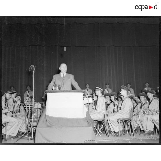 M. Grenier adresse un discours éloquent pour la Jeunesse au Majestic.