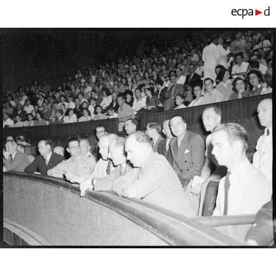 M. Grenier dans sa loge, à sa droite le général Bouscat et à sa gauche M. Grésa, député de Paris et chef de son cabinet civil au "Majestic".