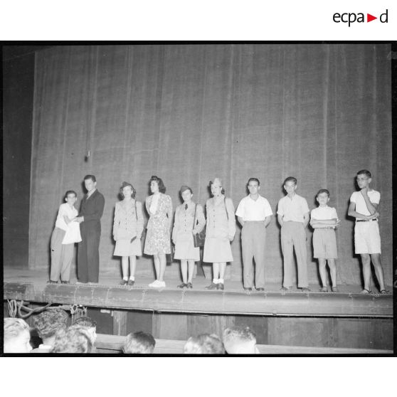 Tirage de la tombola désignant de jeunes gens pour recevoir un baptême de l'air au cours de l'après-midi au "Majestic".