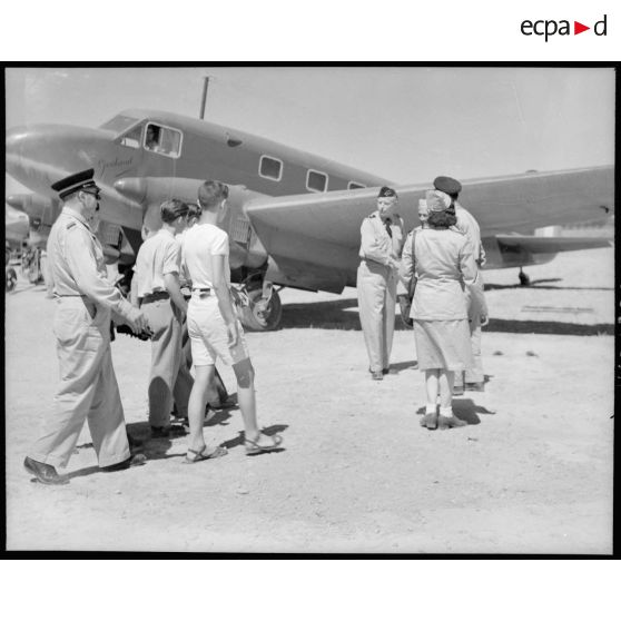 D'autres gagnants s'embarquent en compagnie du général Bouscat sur les terrains de Boufarik.