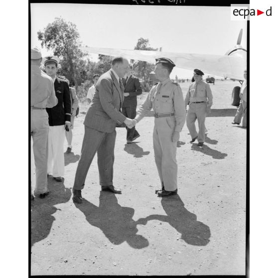 M. Grenier est reçu par le commandant de la Marinière commandant le groupe de chasse I/4 Navarre sur le terrain de Réghaia.