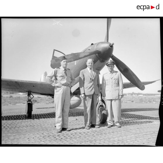 Le général Bouscat et M. Grenier posent devant un Airacobra sur le terrain d'aviation de Réghaia.