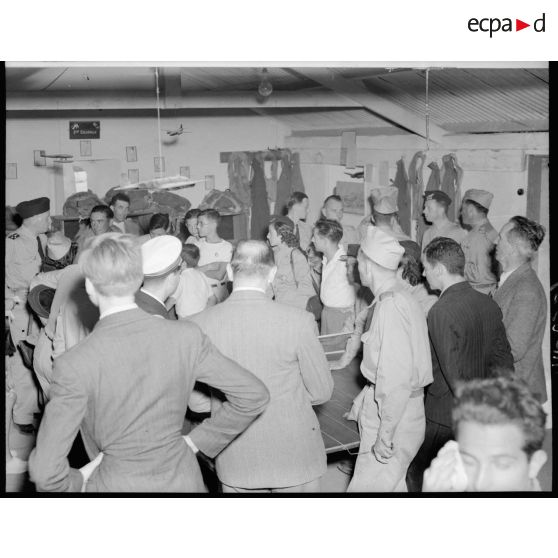 Briefing sur les appareils de chasse donnés par le commandant de la Martinière ainsi que par le général Bouscat aux gagnants de la tombola à Réghaia.