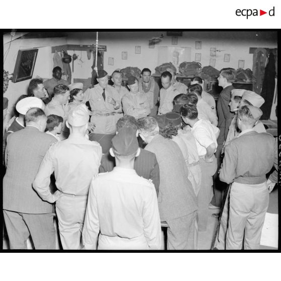 Briefing sur les appareils de chasse donnés par le commandant de la Martinière ainsi que par le général Bouscat aux gagnants de la tombola à Réghaia.