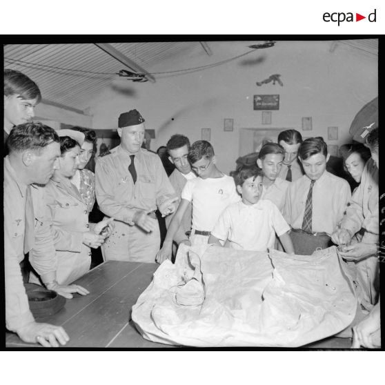 Briefing sur les appareils de chasse donnés par le commandant de la Martinière ainsi que par le général Bouscat aux gagnants de la tombola à Réghaia.