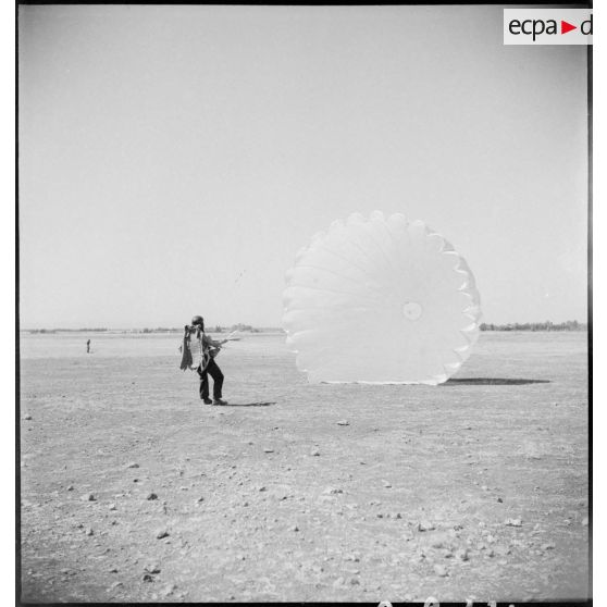 Parachutiste venant de se poser à la base de Fez.