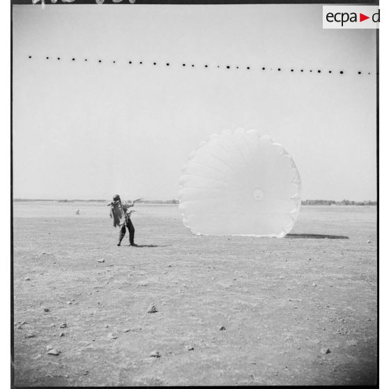 Parachutiste venant de se poser à la base de Fez.