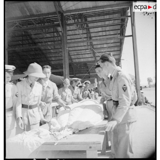 Cours de pliage de voilure pour les futurs parachutistes à la base de Fez.