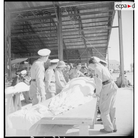 Cours de pliage de voilure pour les futurs parachutistes à la base de Fez.