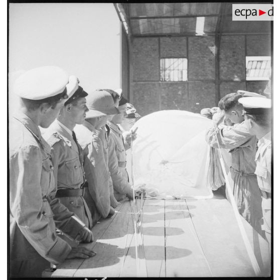 Cours de pliage de voilure pour les futurs parachutistes à la base de Fez.
