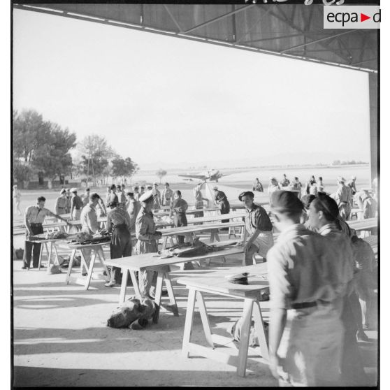 Cours de pliage de voilure pour les futurs parachutistes à la base de Fez.