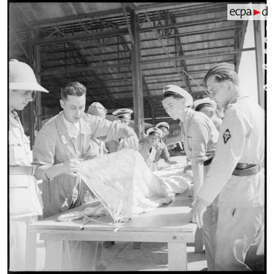 Cours de pliage de voilure pour les futurs parachutistes à la base de Fez.