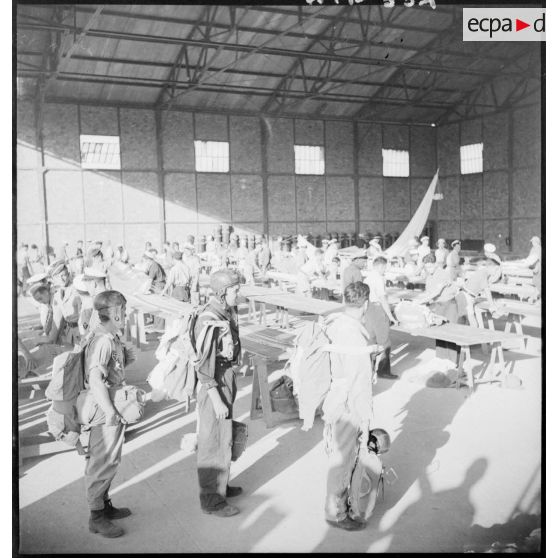 Cours de pliage de voilure pour les futurs parachutistes à la base de Fez.