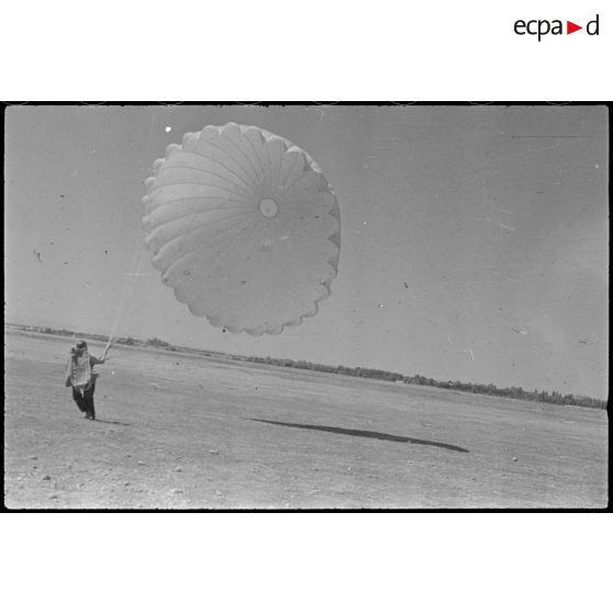 Parachutistes en formation à la base de Fez.