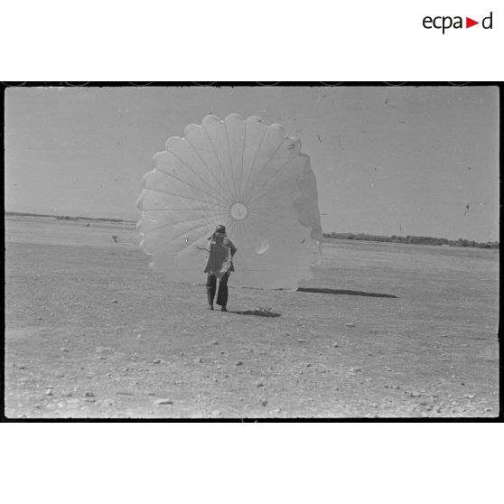 Parachutistes en formation à la base de Fez.
