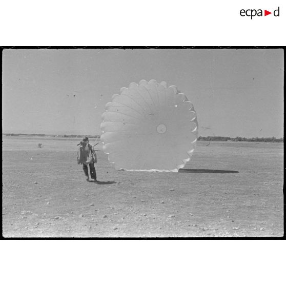 Parachutistes en formation à la base de Fez.