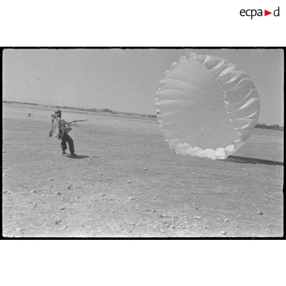Parachutistes en formation à la base de Fez.