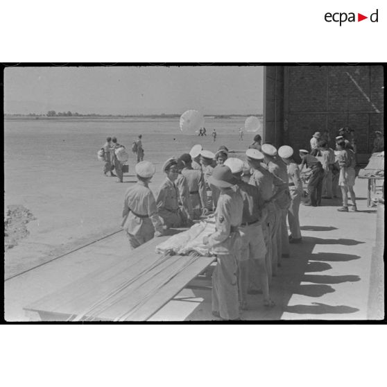 Cours de formation parachutiste à la base de Fez.