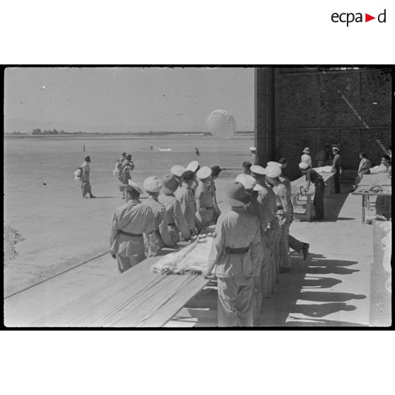 Cours de formation parachutiste à la base de Fez.
