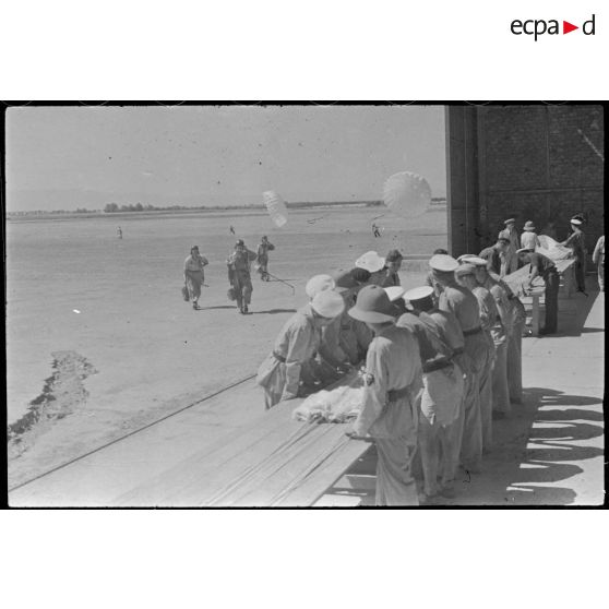 Cours de formation parachutiste à la base de Fez.