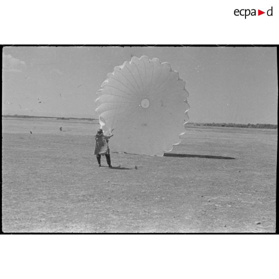 Parachutistes en formation à la base de Fez.