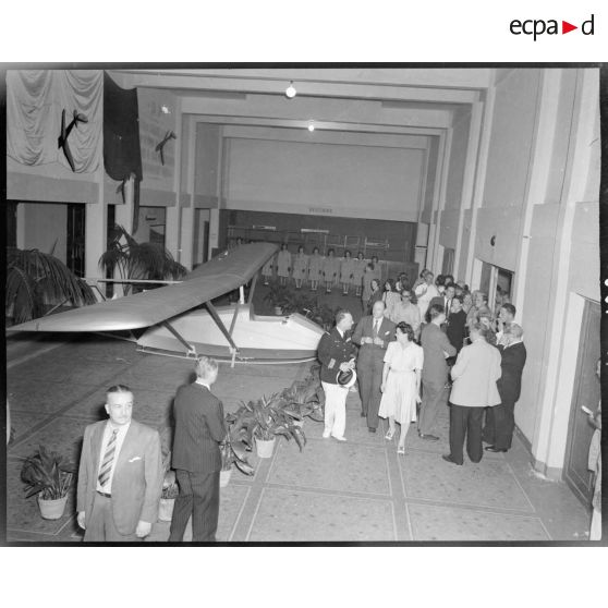 M. Grenier est reçu par le colonel Laganne, secrétaire général de l'entraide de l'aviation à la salle Pierre Bordes à Alger.