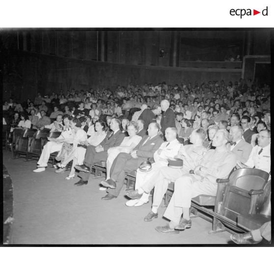 Pendant le concert, les autorités civiles et militaires. Au centre M. Grenier entouré par Mme la générale Bouscat.