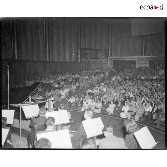 La salle de musique pendant l'interprétation de Mlle Lélia Gousseau à Alger.