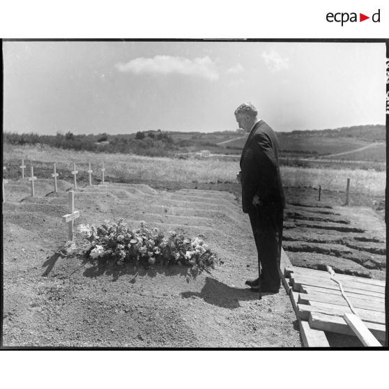 Cérémonie sur la tombe du Wing/Commander Desloges (R.C.A.F.). Attaché de l'air du Canada auprès du C.F.L.N.