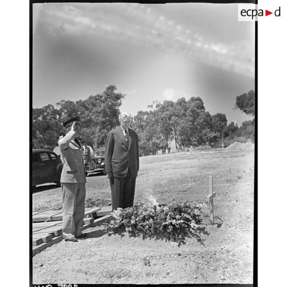 Cérémonie sur la tombe du Wing/Commander Desloges (R.C.A.F.). Attaché de l'air du Canada auprès du C.F.L.N.