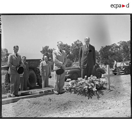 Cérémonie sur la tombe du Wing/Commander Desloges (R.C.A.F.). Attaché de l'air du Canada auprès du C.F.L.N.