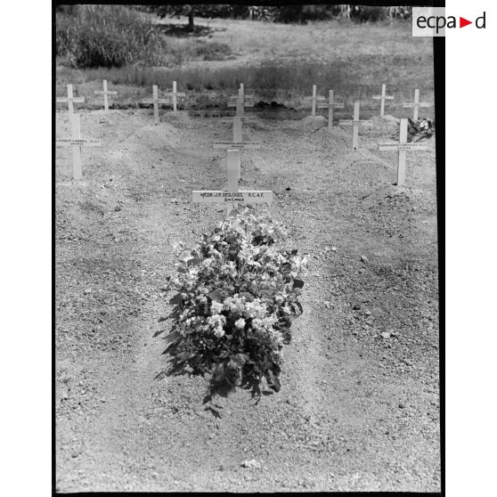 Cérémonie sur la tombe du Wing/Commander Desloges (R.C.A.F.). Attaché de l'air du Canada auprès du C.F.L.N.