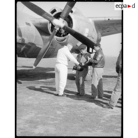 Le général Bouscat s'équipe pour monter dans l'avion de tête pour la première mission française équipée en B-26 Marauder américains.