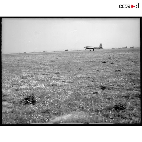 Décollage d'un B-26 Marauder sur le terrain d'aviation en Italie.