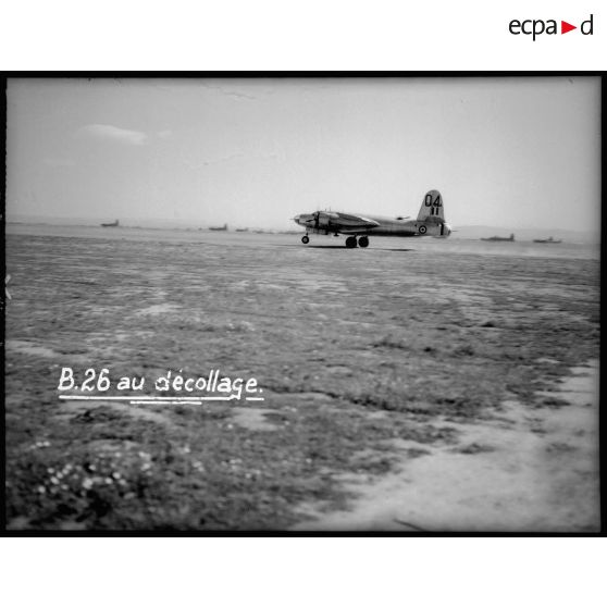 Décollage d'un B-26 Marauder sur le terrain d'aviation en Italie.
