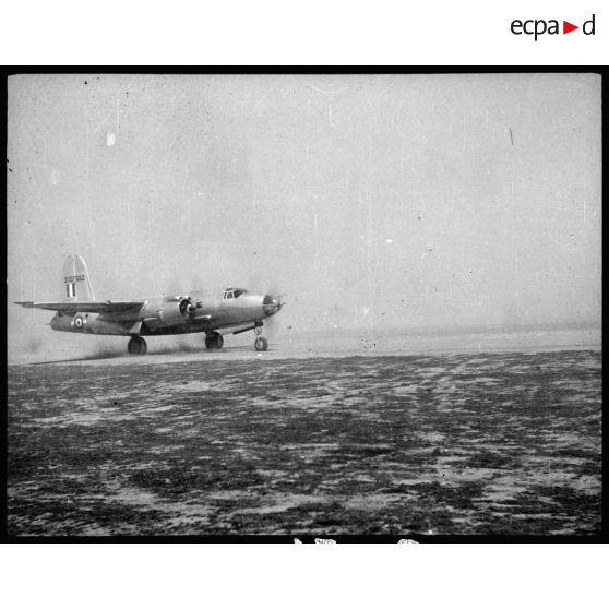 Décollage d'un B-26 Marauder sur le terrain d'aviation en Italie.