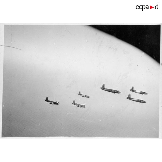 Le groupe en formation de combat en route vers son objectif sur la côte italienne.