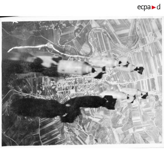 Bombardement d'une région d'Italie, probablement à côté de Milan.