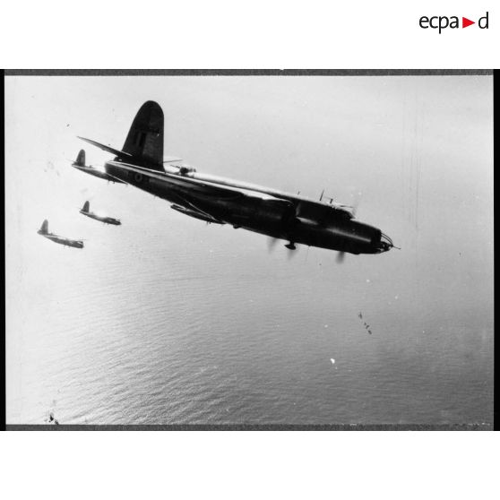 Martin B-26 Marauder en train de larguer ses bombes au dessus de son objectif en Italie.